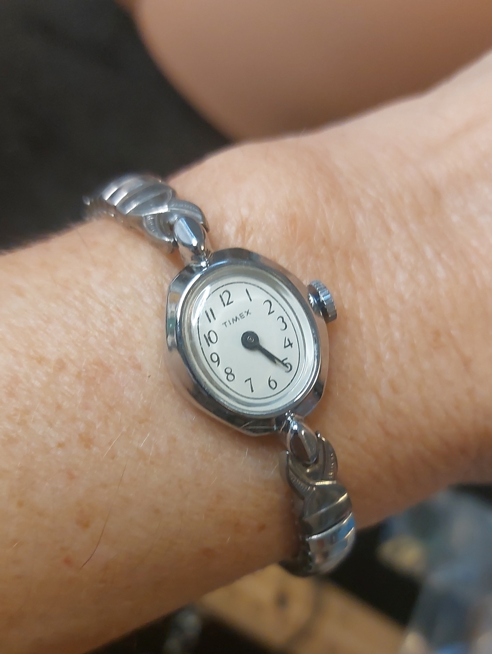 💚3/$25 Vintage Timex Silver Tone Petite Oval Ladies Watch